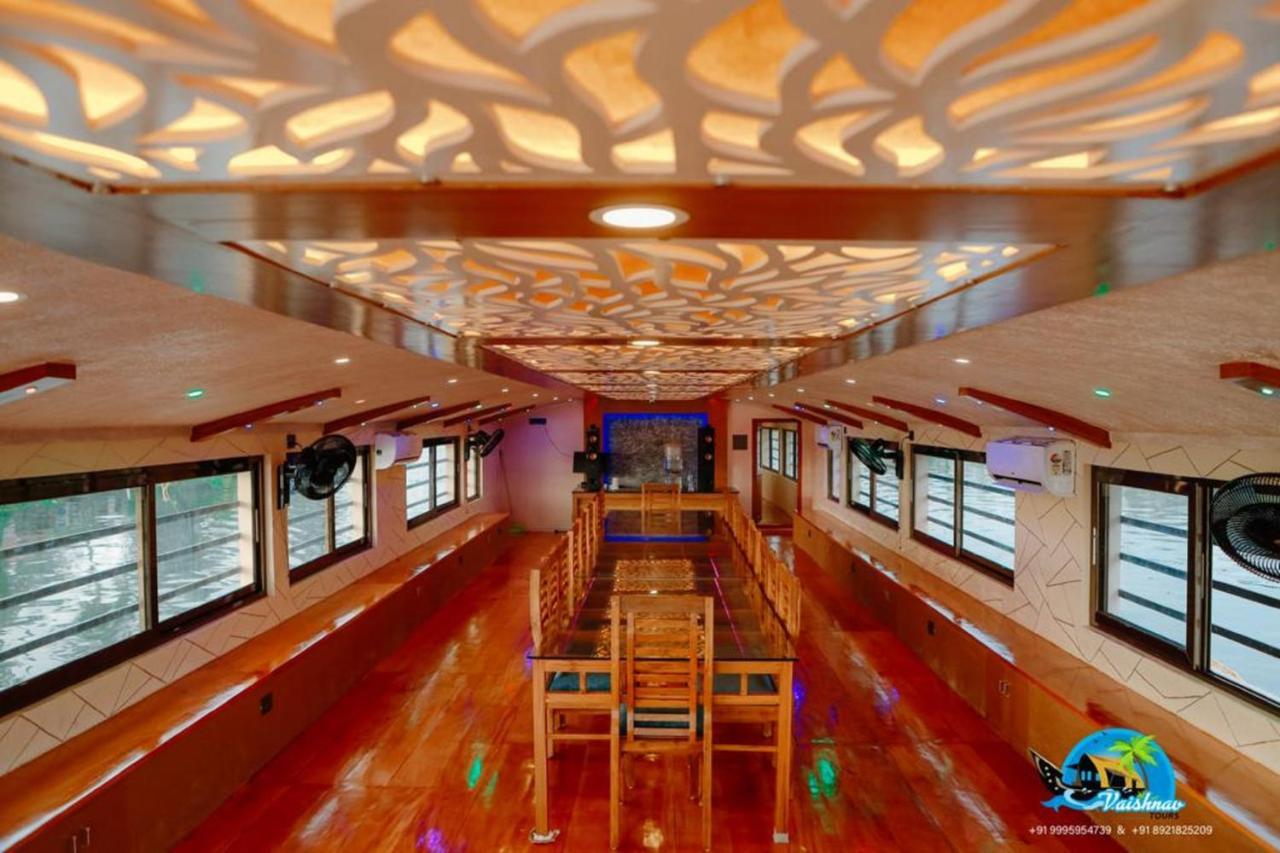 Vaishnav Tours Hotel Alappuzha Exterior photo