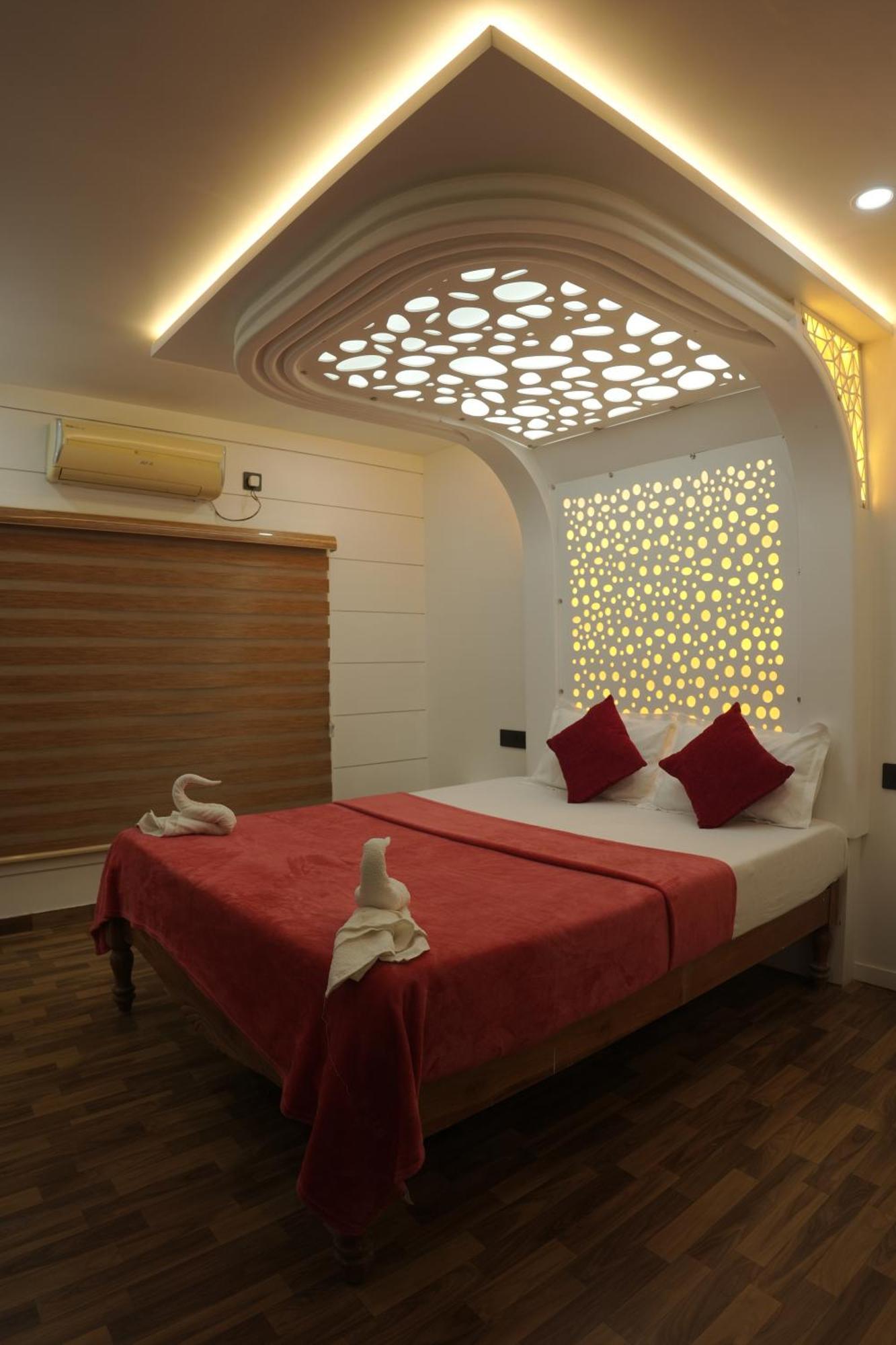 Vaishnav Tours Hotel Alappuzha Exterior photo