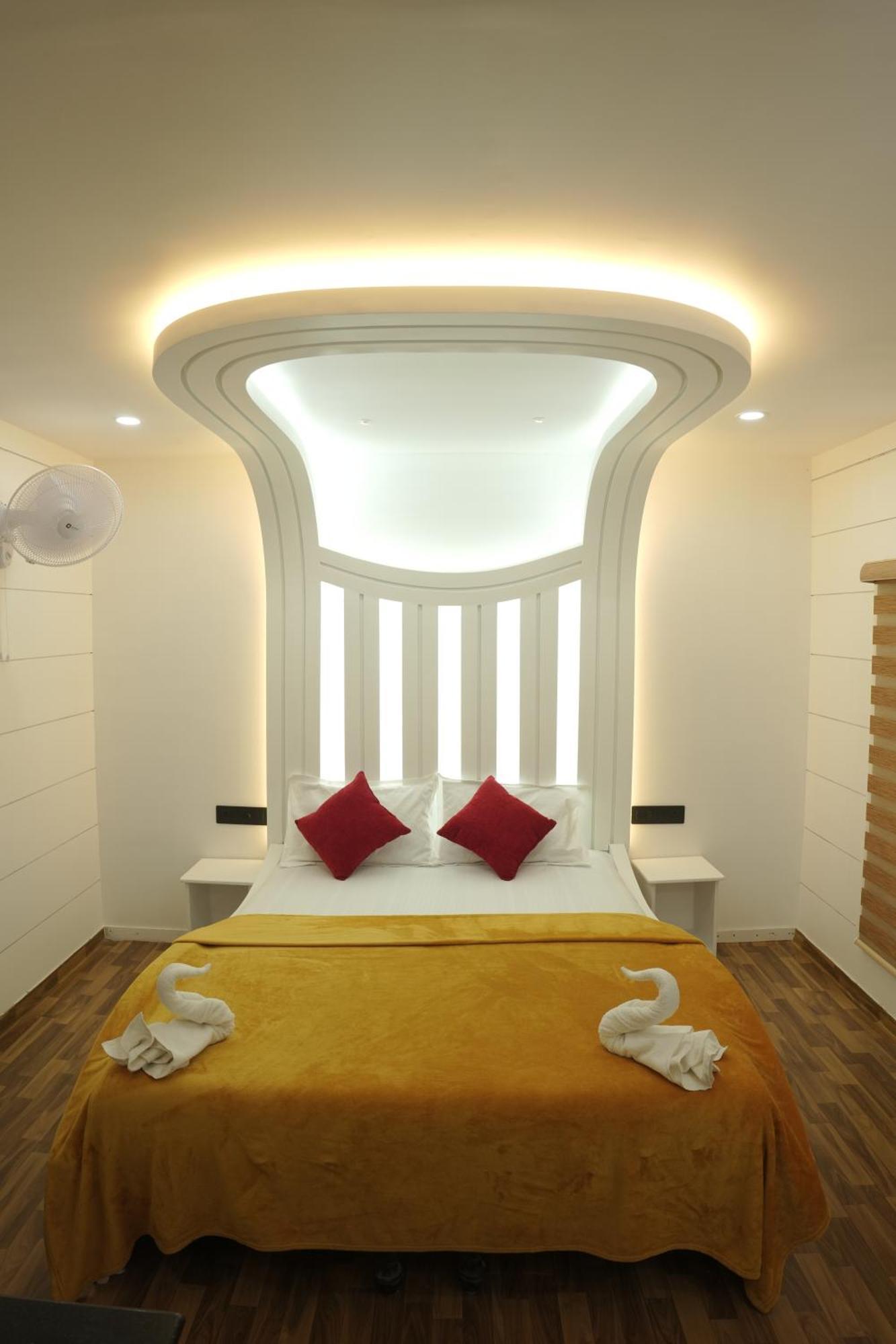 Vaishnav Tours Hotel Alappuzha Exterior photo