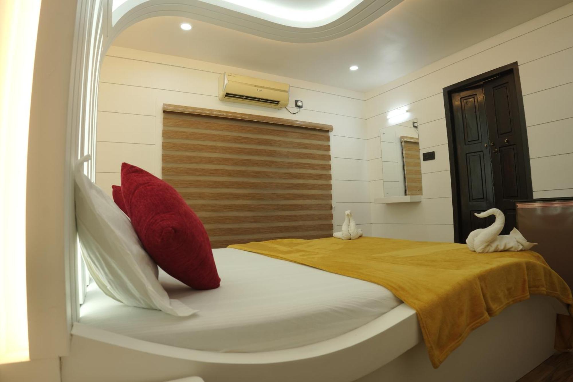 Vaishnav Tours Hotel Alappuzha Exterior photo