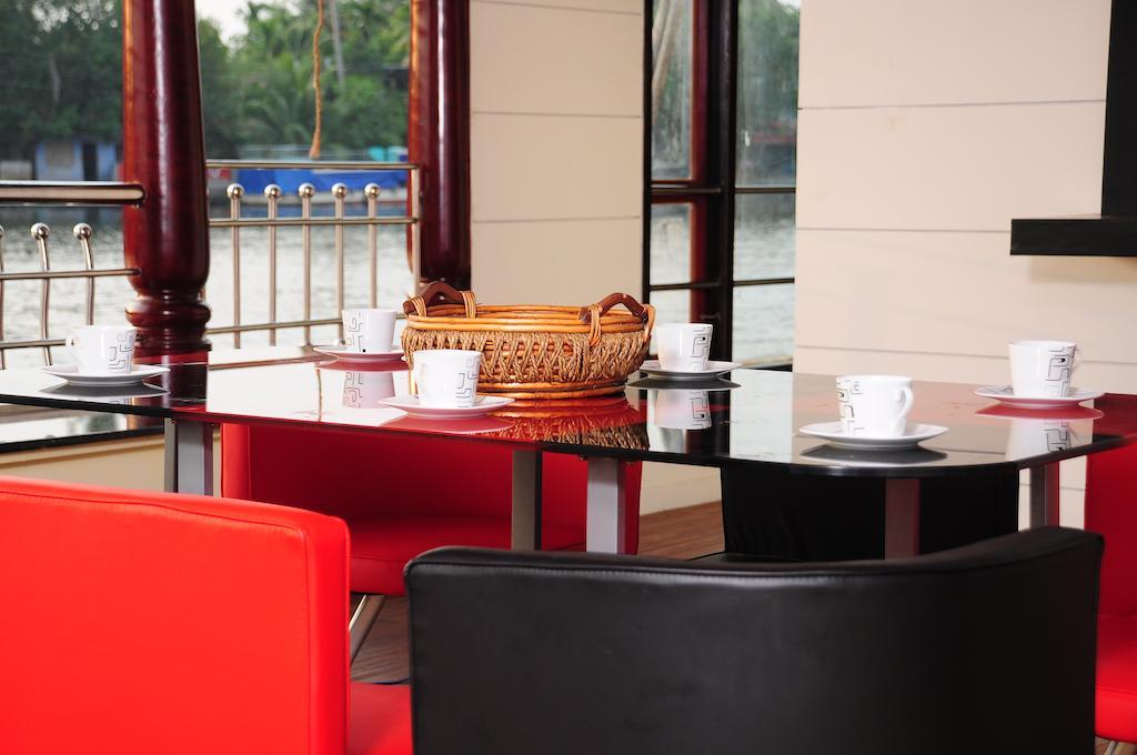 Vaishnav Tours Hotel Alappuzha Exterior photo